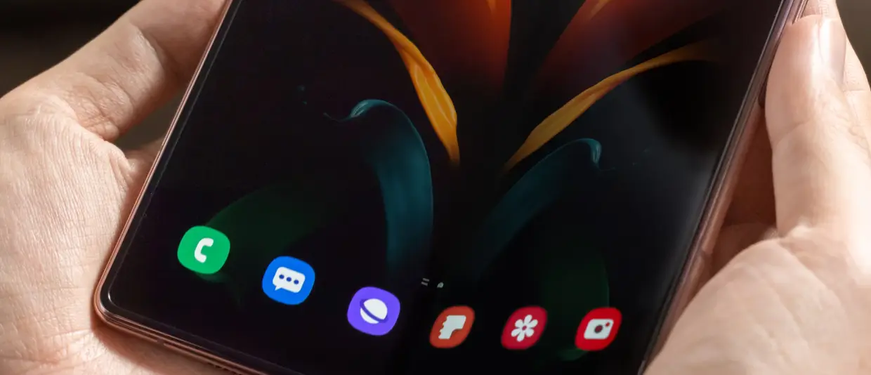 10 galaxyzfold2 lifestyle image