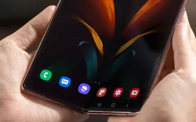 10 galaxyzfold2 lifestyle image